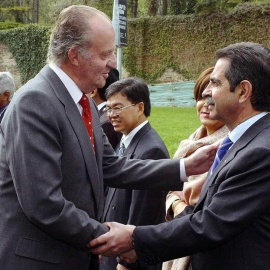 El rey emérito Juan Carlos I, saluda al entonces presidente de Cantabria Miguel Ángel Revilla, en una imagen de archivo