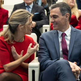 La vicepresidenta segunda y ministra de Trabajo, Yolanda Díaz y el presidente del Gobierno, Pedro Sánchez, durante la clausura del acto de entrega de los 'XI Premios Cepyme 2024', a 5 de marzo de 2025