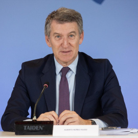 El presidente del Partido Popular, Alberto Núñez Feijóo, durante una reunión con asociaciones y representantes de las organizaciones más afectadas por los aranceles de Trump este lunes.