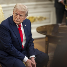 14 de abril de 2025, Washington D. C., Estados Unidos: El presidente de EE. UU., Donald Trump, escucha durante una reunión bilateral con el presidente salvadoreño Nayib Bukele, en el Despacho Oval de la Casa Blanca.Crédito: Daniel Torok / White House / Zuma Press / ContactoPhoto