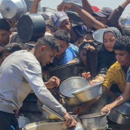 Palestinos se agolpan en uno de los pocos comedores benéficos que aún está operativo en la Franja de Gaza, en Jan Yunis, a 19 de abril de 2025.