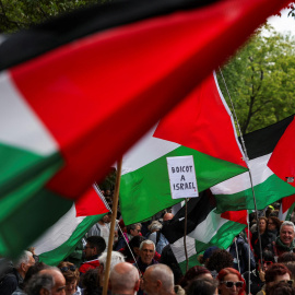 La gente sostiene carteles y banderas durante una manifestación en solidaridad con los palestinos que piden el cese del comercio de armas y las relaciones con Israel, en Madrid, España, el 10 de mayo de 2025.