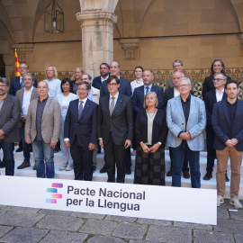 Foto grupal de la signatura del Pacte Nacional per la Llengua, a 13 de maig de 2025.