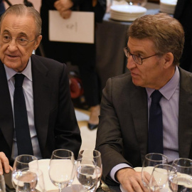 El presidente de la constructora ACS y del Real Madrid, Florentino Pérez, y el del PP, Alberto Núñez Feijóo, en una imagen de archivo durante una cena en Madrid en febrero de 2023.