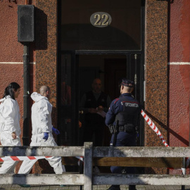 La Ertzaintza se dirige al lugar en el que un padre ha matado a su hija en Bilbao, a 30 de mayo de 2025.
