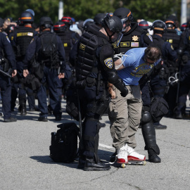 Agentes de Policía detienen a un manifestante en Los Ángeles.