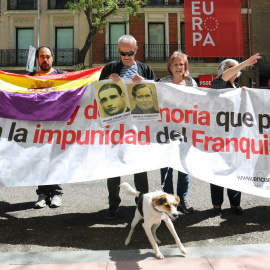  Varias personas con fotografías de sus familiares y una bandera de la República en una concentración por las víctimas de la dictadura franquista, a 8 de mayo de 2022, en Madrid (España).- EUROPA PRESS
