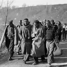 Fotografía de febrero de 1939 que muestra a combatientes republicanos que llegan a Francia tras huir de España, en los meses finales de la guerra civil. STF / AFP