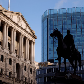 Vista del edificio del Banco de Inglaterra (izq.) en la City de Londres. REUTERS/John Sibley