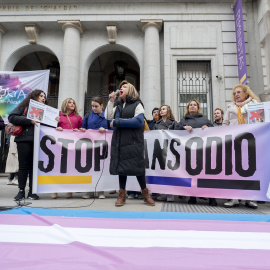Mar Cambrollé, interviene durante una concentración a favor de los derechos trans. Imagen de archivo.