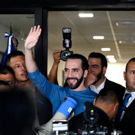 El presidente de El Salvador, Nayib Bukele, saluda cuando llega a la sede del Tribunal Supremo Electoral para registrarse para las próximas elecciones, en San Salvador, el 26 de octubre de 2023.