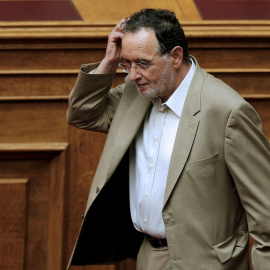 El líder del ala más izquierdista de Syriza, Panagiotis Lafazanis, a su llegada a una sesión en el Parlamento griego. REUTERS/Alkis Konstantinidis