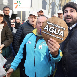 El presidente de Murcia, junto a un manifestante, en la protesta que han protagonizado los regantes del Levante en Madrid. EFE