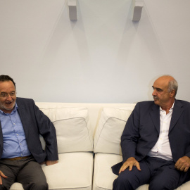 Panagiotis Lafazanis conversa con Evangelos Meimarakis.- REUTERS