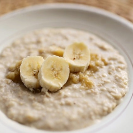 Porridge de avena y plátano o gachas de avena y plátano.