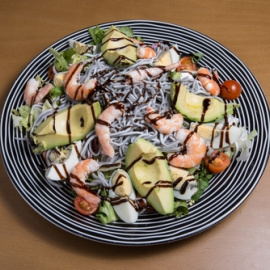 Ensalada de gulas y gambas. 