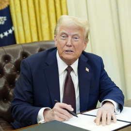 Trump firmando una orden ejecutiva en el Despacho Oval de la Casa Blanca, en Washington, EEUU.