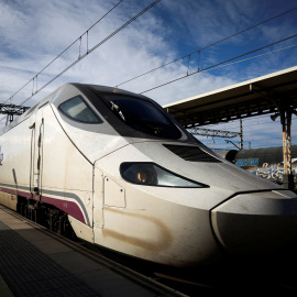 Un tren Talgo Bombardier de Renfe en la estación de Miranda de Ebro (Burgos).
