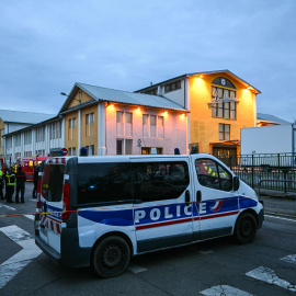 Escena del crimen donde un hombre armado con un cuchillo atacó a varios agentes en Melhouse, Francia.