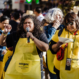 Varias personas se manifiestan junto a empleadas del hogar convocadas por la asociación Servicio Doméstico Activo (SEDOAC) bajo el lema ‘En esta casa se trabaja con derechos’ en 2023 en Madrid.