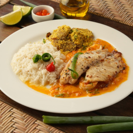 Imagen de un plato de pescado en salsa tipo moqueca.