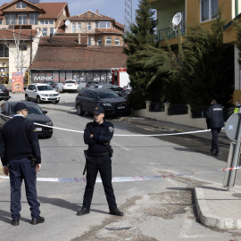 Agentes de policía aseguran el área alrededor de la discoteca donde más de 30 personas perdieron la vida en un incendio en Kocani, República de Macedonia del Norte, el 16 de marzo de 2025.