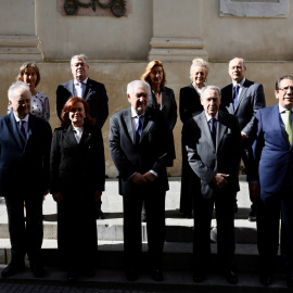 (Foto de ARCHIVO)El presidente del Tribunal Constitucional, Cándido Conde-Pumpido (c),y la vicepresidenta del Tribunal Constitucional, Inmaculada Montalbán Huertas (2i) junto a los magistrados del Tribunal Constitucional, posan en una foto institucional. A 18 de marzo de 2025, en Cádiz (Andalucía, España). El presidente del Tribunal Constitucional, Cándido Conde-Pumpido y la vicepresidenta del Tribunal Constitucional, Inmaculada Montalbán Huertas,  han presidido el Pleno jurisdiccional extraordinario del Tribunal Constitucional en el marco del 45º aniversario de su constitución y entrada en funcionamiento y para homenajear a la ciudad donde las Cortes de Cádiz aprobaron la Constitución de 1812.Nacho Frade / Europa Press18/3/2025