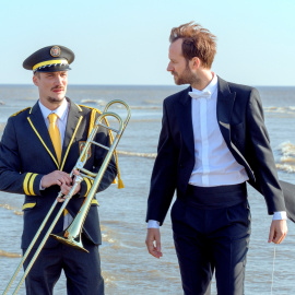 Los actores Pierre Lottin y Benjamin Lavernhe son los protagonistas de 'Por todo lo alto'.