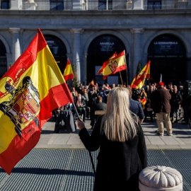 Una mujer enseña una bandera franquista en una foto de archivo.