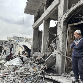 Un avión israelí bombardea un bloque de viviendas en Gaza, a 9 de abril de 2025.