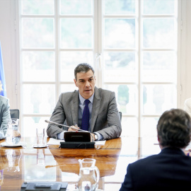 María Jesús Montero, Pedro Sánchez y Yolanda Díaz durante su reunión con representantes de empresarios y sindicatos, en el Palacio de la Moncloa, a 2 de abril de 2025, en Madrid