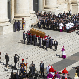 Salida del féretro del Papa de la Basílica de San Pedro durante el funeral, en la plaza de San Pedro, a 26 de abril de 2025, en Ciudad del Vaticano.