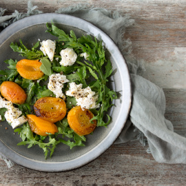 Ensalada de albaricoque y queso fresco.