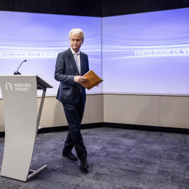 FOTODELDIA LA HAYA, 27/05/2025.- El líder de la derecha radical neerlandesa, Geert Wilders, amenazó este lunes con romper el Gobierno de coalición del que su partido es socio, si no se logra en pocas semanas restringir el acceso de refugiados a Países Bajos, lo que incluye cerrar las fronteras a los solicitantes de asilo y la vigilancia fronteriza con participación del Ejército. EFE/ REMKO DE WAAL
